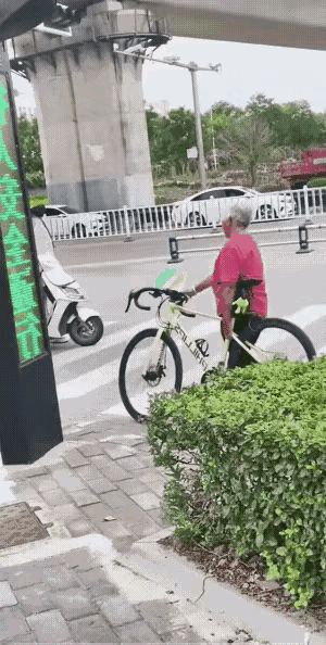 这车主“太损”啦，大妈偷他自行车，他竟跟了一公里！有个男子骑着自行车出去游玩