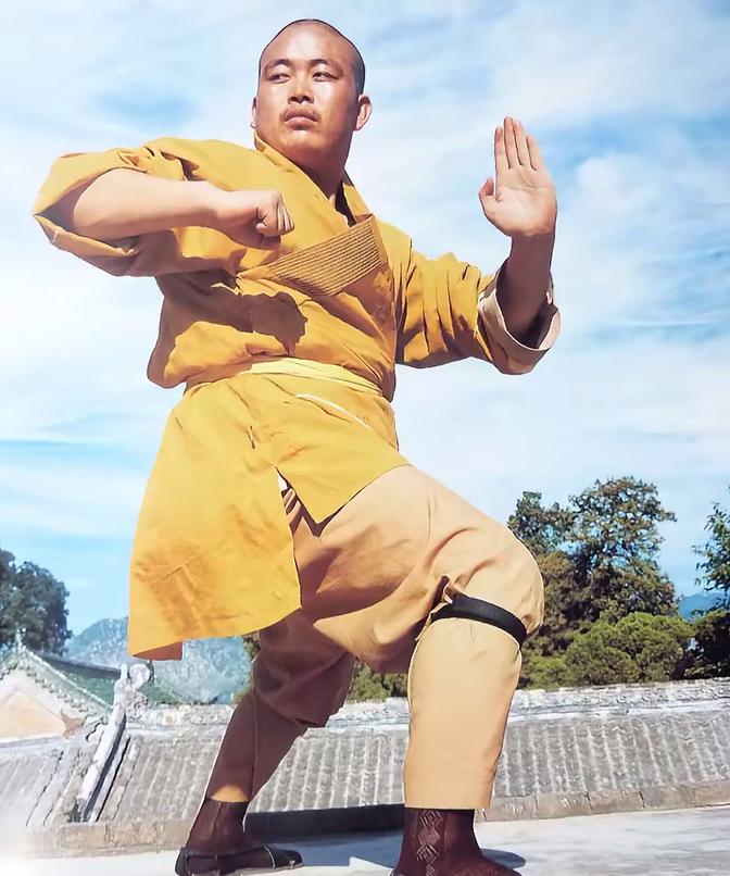 1987年，22岁的释永信接过少林寺管委会主任职务时，面对的是一座近乎废墟的古刹