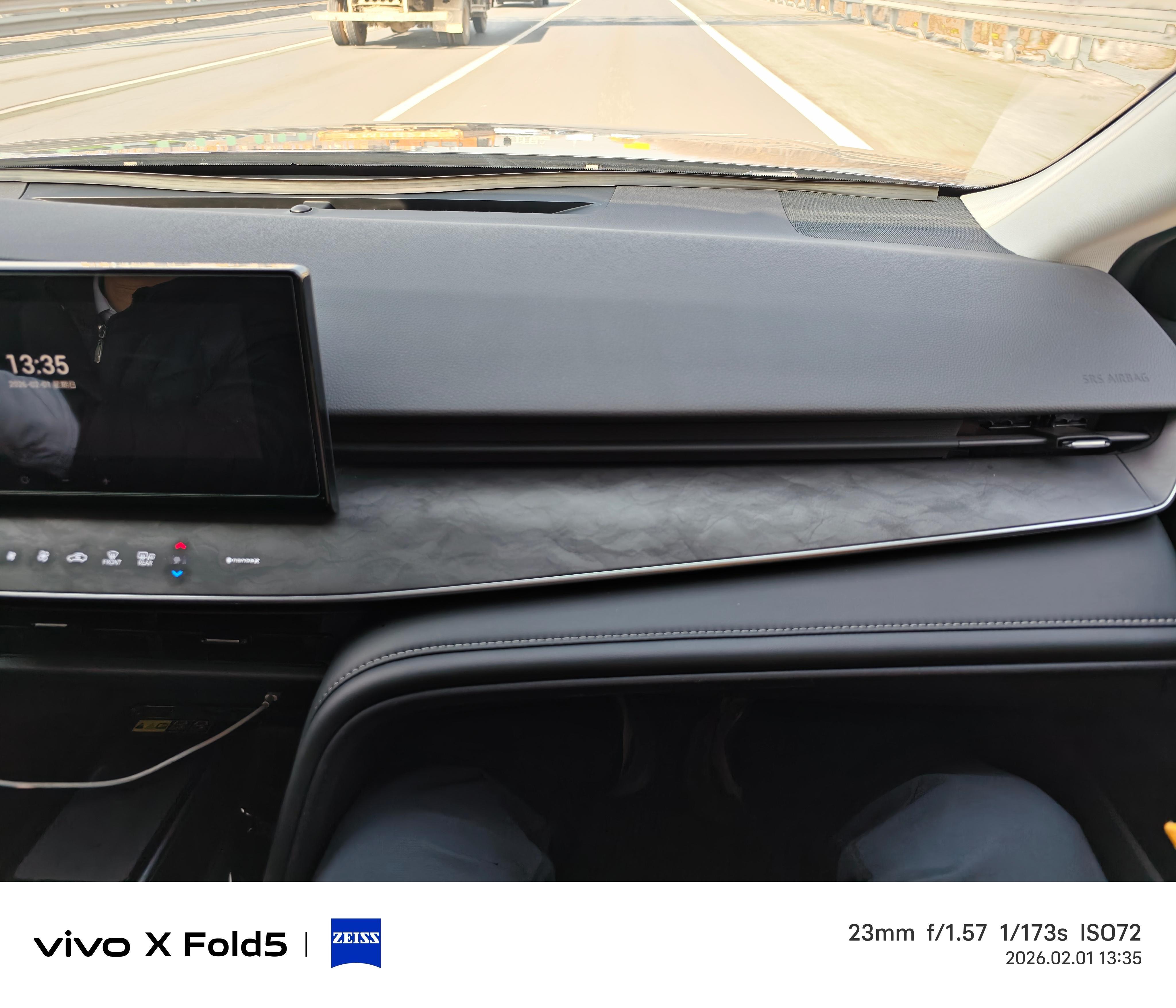 凯美瑞这个空调面板的质感可真好。日系中级车特有的那种温润的高级感还是在的。北