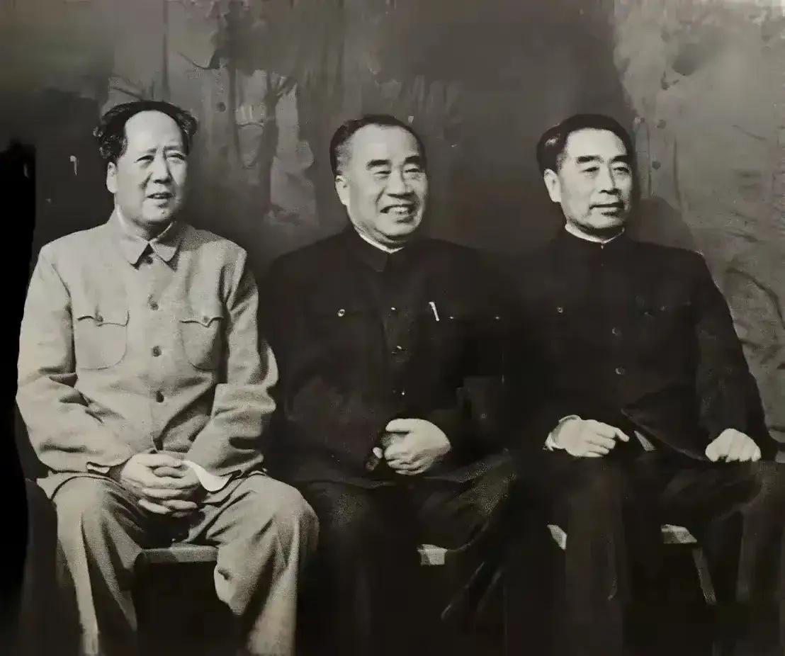 这是我见过三位伟人合影最漂亮的照片之一，可惜不是彩色，突然发现人精神穿中山装也很