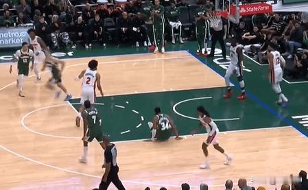 NBA惊魂时刻！字母哥首节无对抗倒地，确诊右小腿拉伤提前退赛，雄鹿争冠+留队双重