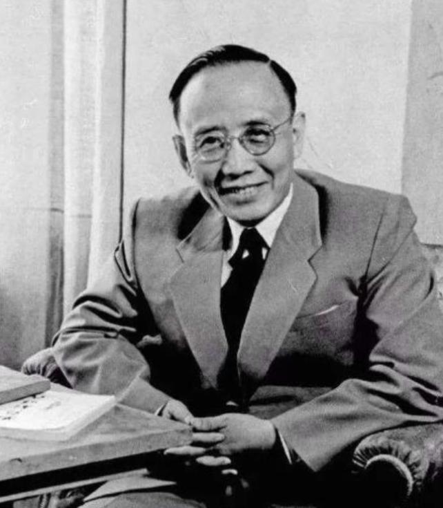 1912年洞房之夜，郭沫若见发妻太丑，拒绝同房。就在他转身要走时，发妻拉住他苦苦