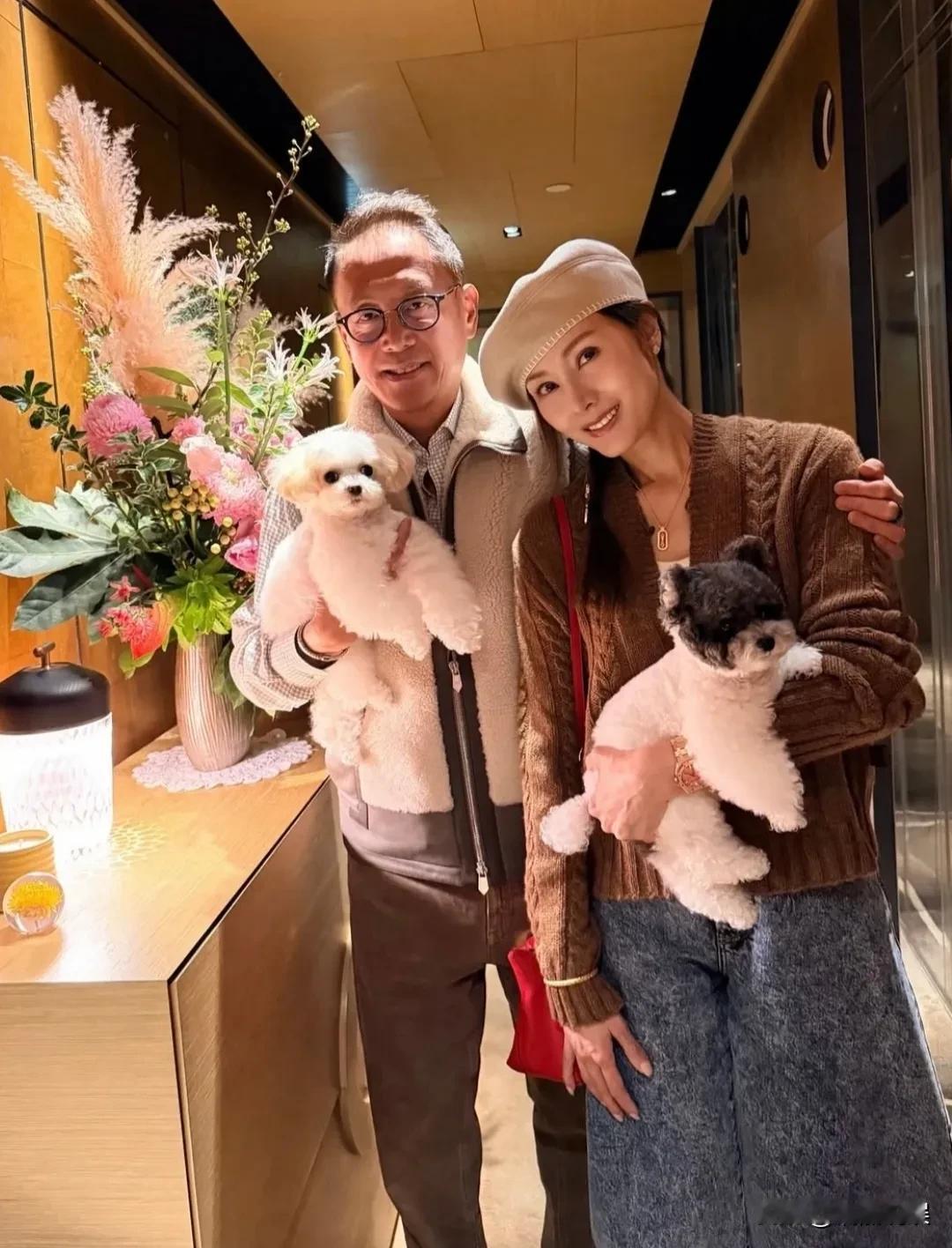 55岁的李嘉欣晒结婚17周年照，岁月从容、美人依旧啊！她眉眼精致，穿搭时尚，身