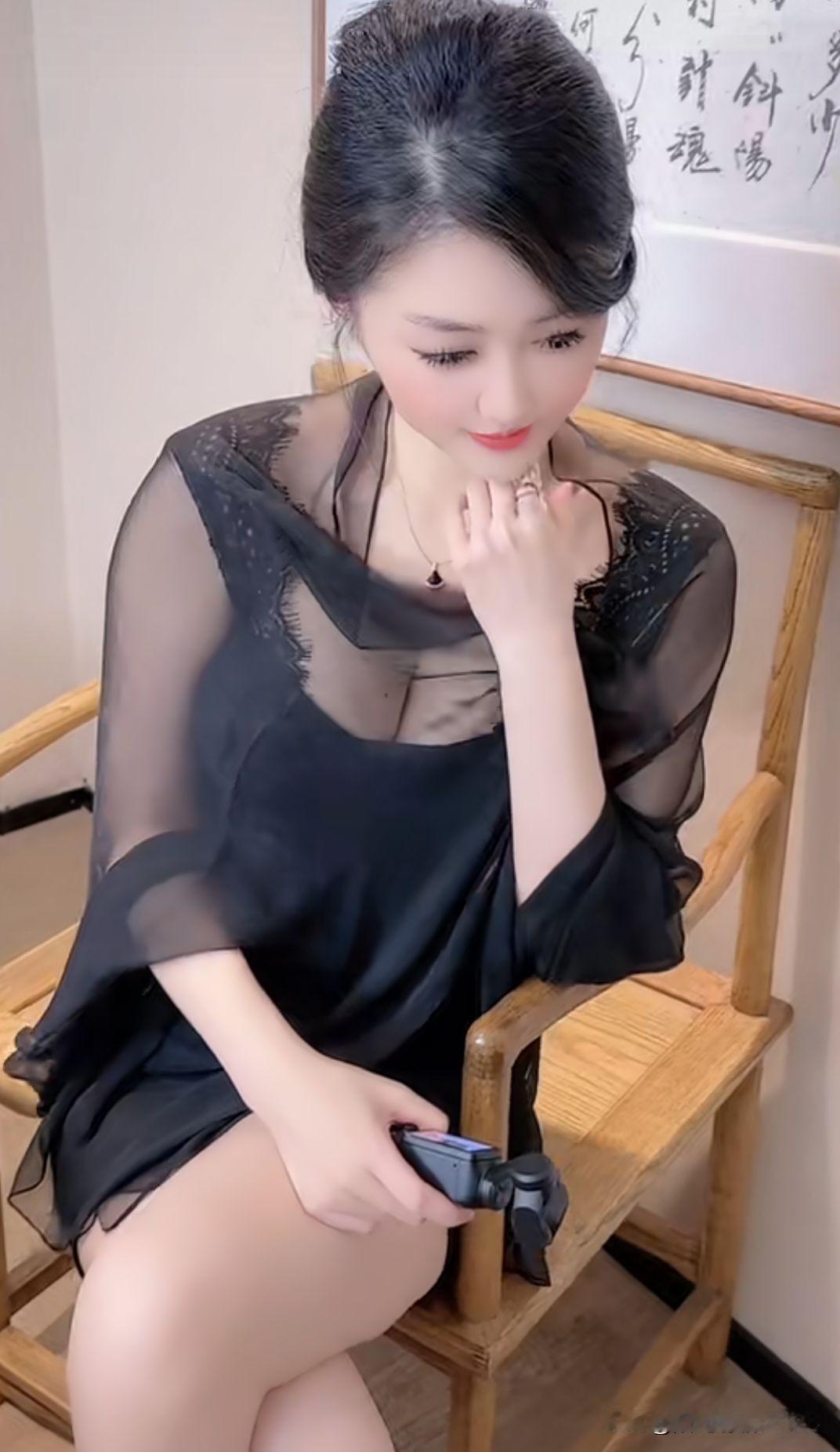 老公出差回家老公出差回家摸了摸熟睡的老婆，老婆转过身来擦了擦眼睛说,你回来