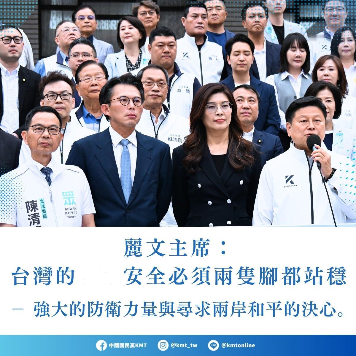 在国民党版本的军购案通过之后，郑丽文也是和黄国昌第一时间来到会场与蓝白立委们一起