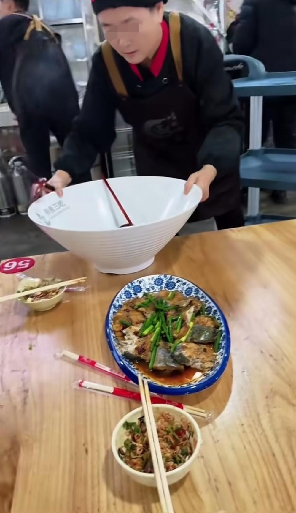 拿个那么大的碗，里面盛的面条却只有一点点，这水分也太大了吧！这不纯粹就是糊弄人吗