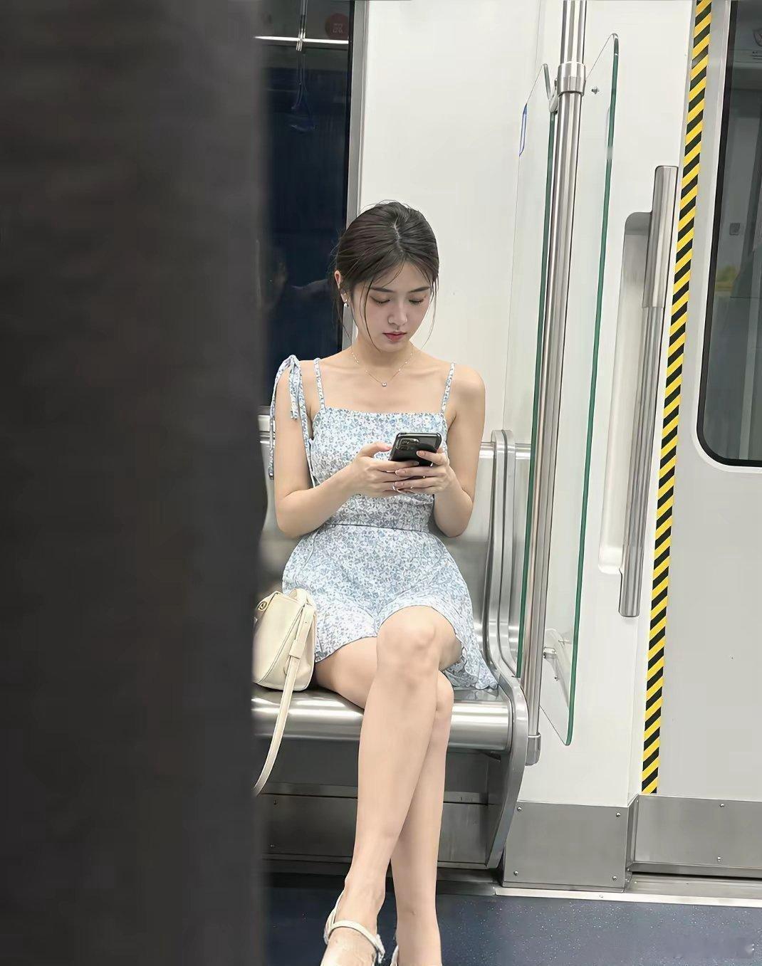 现在ai都这么强了吗？直接ai了一个人如果不是换了一套衣服都看不来