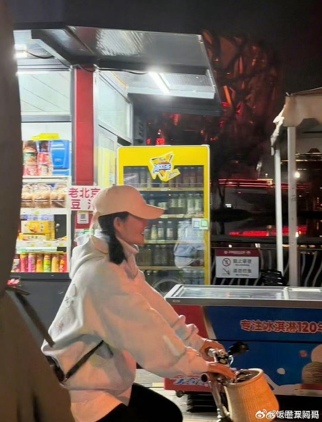 偶遇谢娜夜骑给张杰送花这偶遇可太偶遇了哈哈哈哈哈哈，我一点都不信这是摆拍，反正每