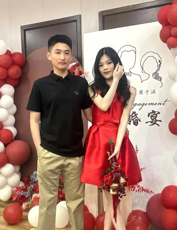 不怪小伙子一脸幸福，换谁谁不是。