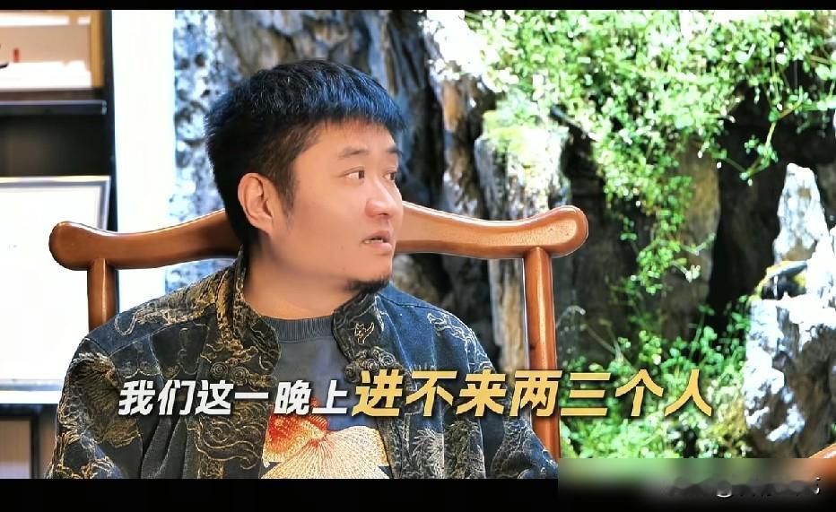 笑不活了！相声小园子人声鼎沸？哦，是门口烤肠摊排队吧！厅里两三个观众，比我家鱼缸