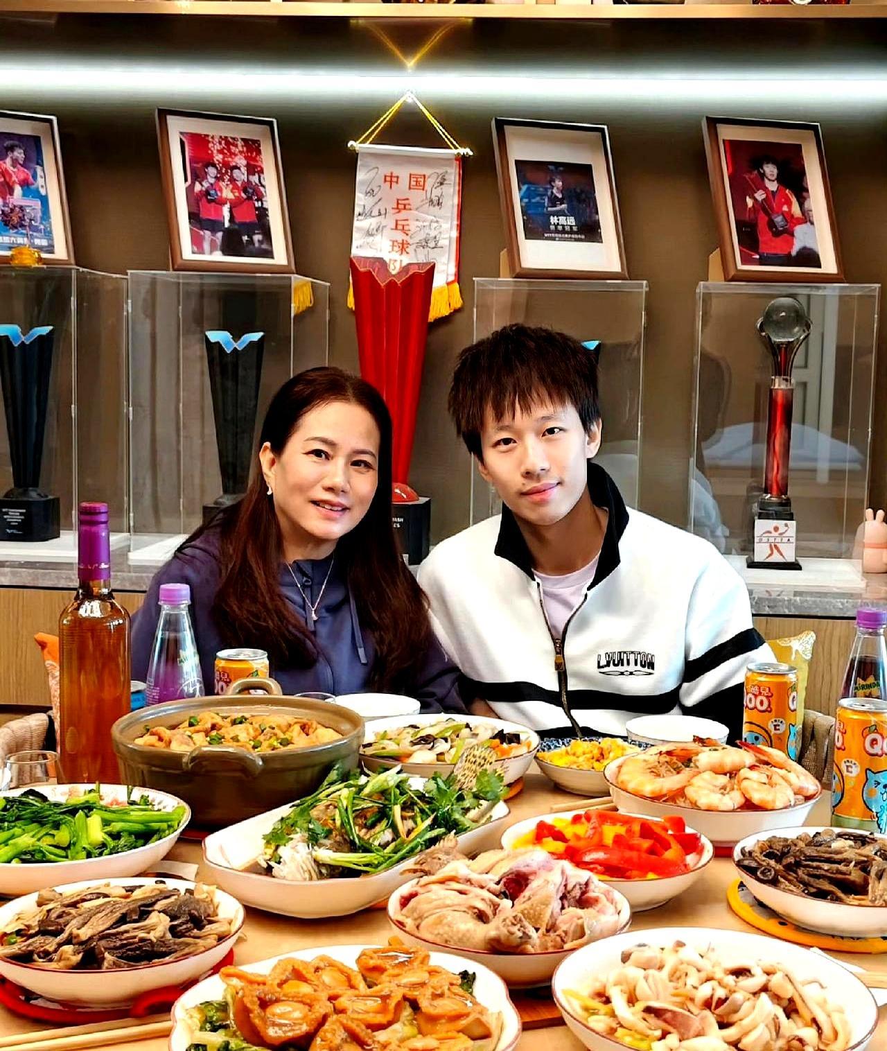 父亲走后第一个年，世界冠军林高远端上一盘炒鸡蛋，他妈看着满桌的菜，眼圈红了。
