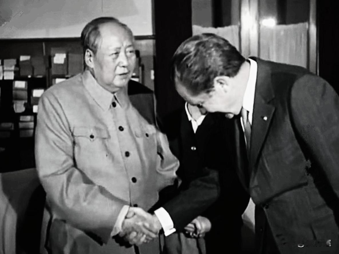 1972年，一位外国总统问毛主席：您的特长是什么？当毛主席回答之后，这位总统向毛