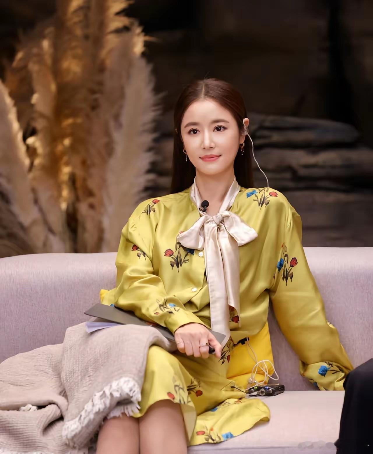 总感觉林心如不太对劲，49岁的她明明已经结婚9年了，在她身上，却一点也看不到已婚