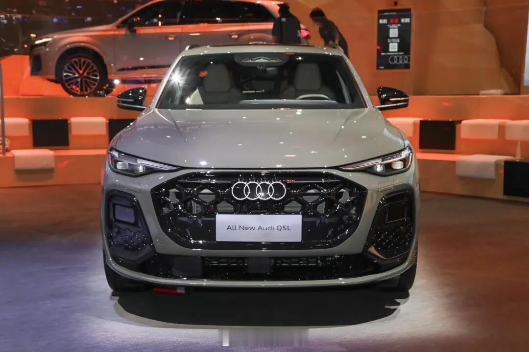全新奥迪Q5L预售价：31.30-38.50万元太狠了，这可是BBA的中型SU
