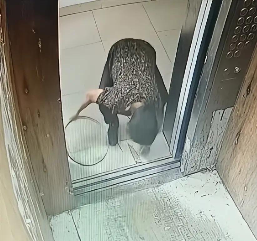 “不作死不会死！”浙江某小区，9月14日，一位六旬老太拿柴刀、箩筐挡电梯门，刀把