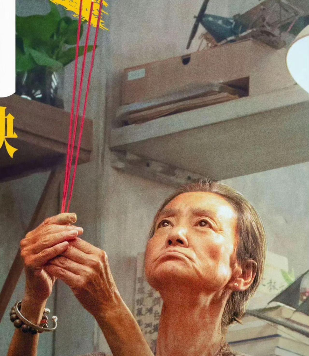 我勒个我不说谁认得出这是刘雪华？？？瘪着嘴戴眼镜，手拿燃烧瓶一言不合就砸啤酒瓶。