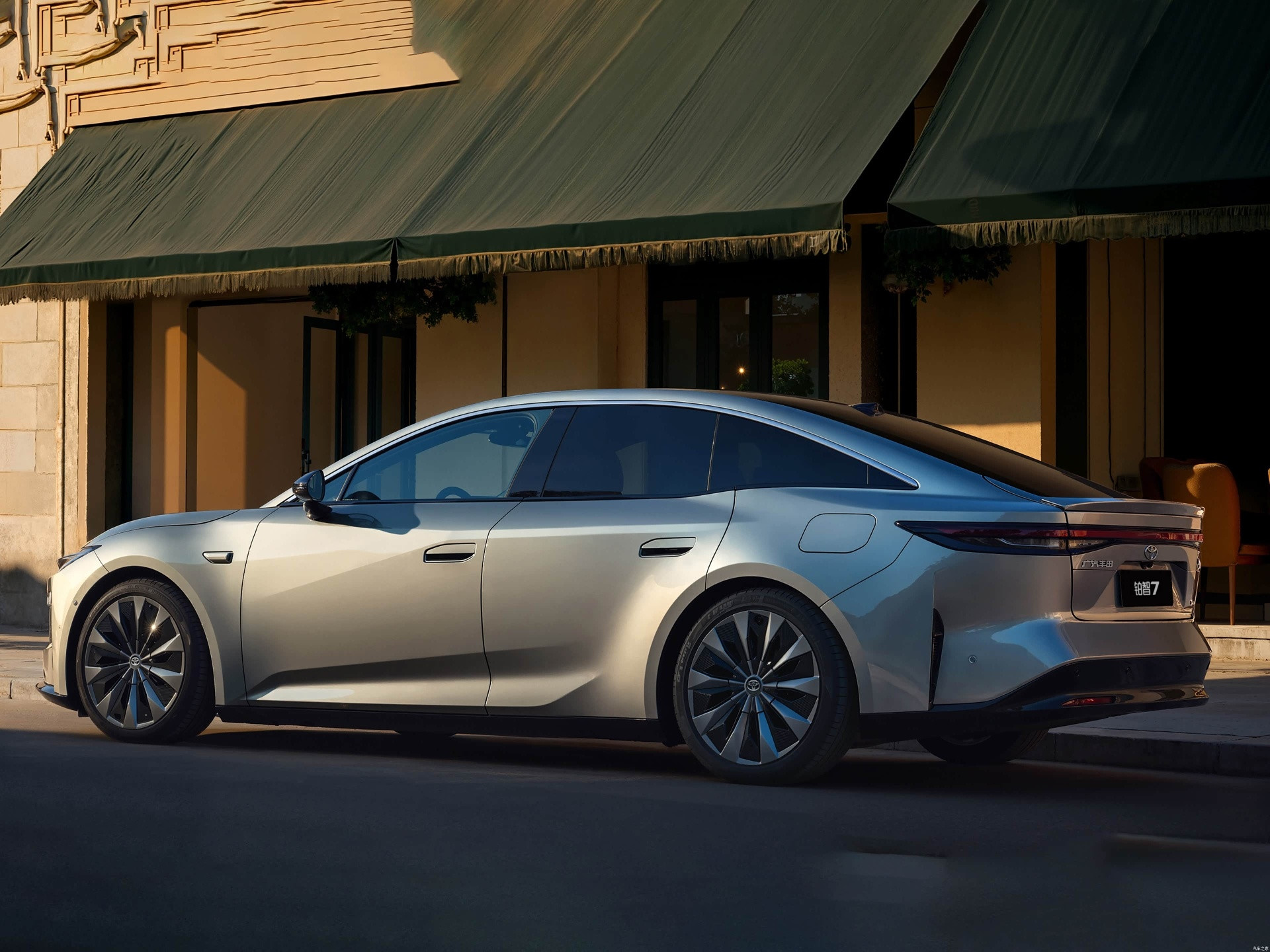 这车才是新款雷克萨斯ES应该成为的样子，只要是个正常人，都觉得铂智7这个车比新款