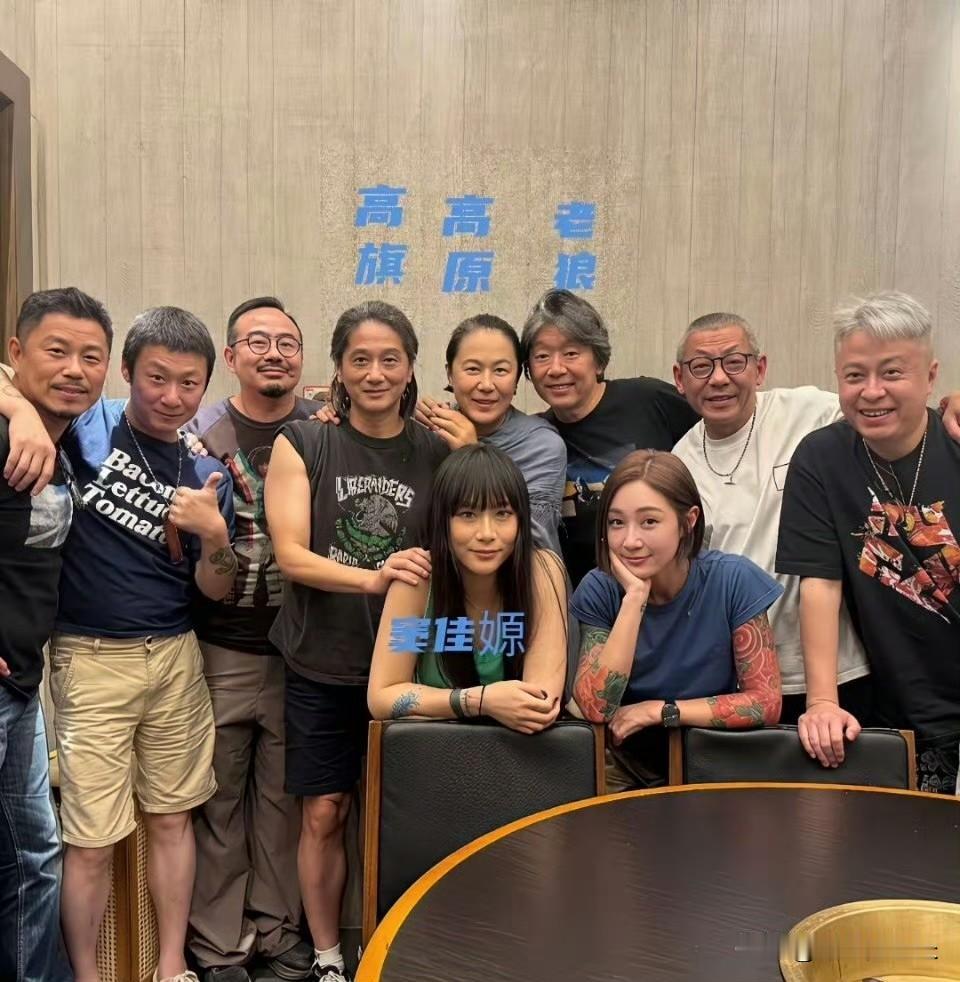窦唯前妻高原过57岁生日，老狼、高旗这些摇滚圈的老朋友都来捧场，看得出来她在京圈
