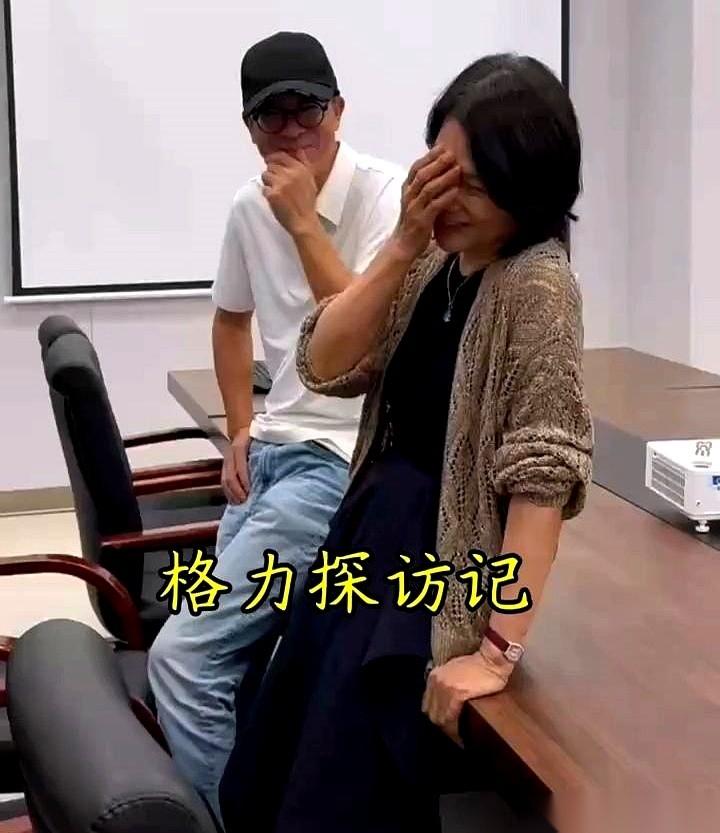 镜头扫过董明珠，下意识就想站直了。那张脸上，似乎永远刻着两个字：搞定。走路带风