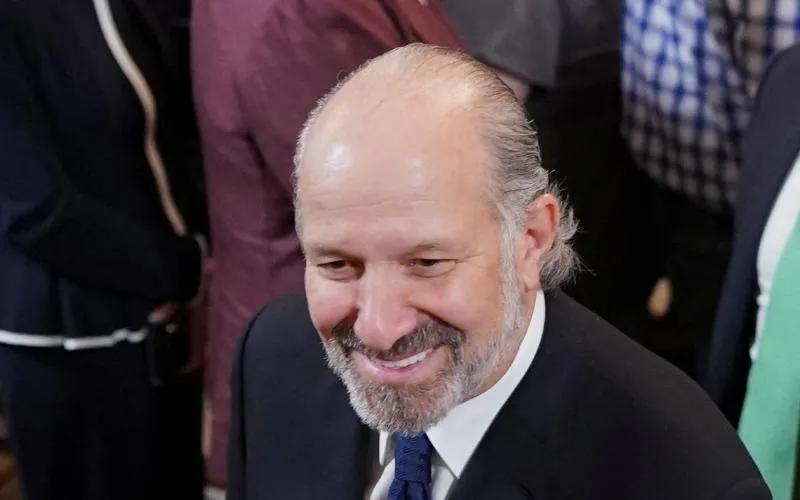 撑不住了，美国商务部长卢特尼克接受彭博采访，称中方交付稀土美国就取消贸易反制。稀