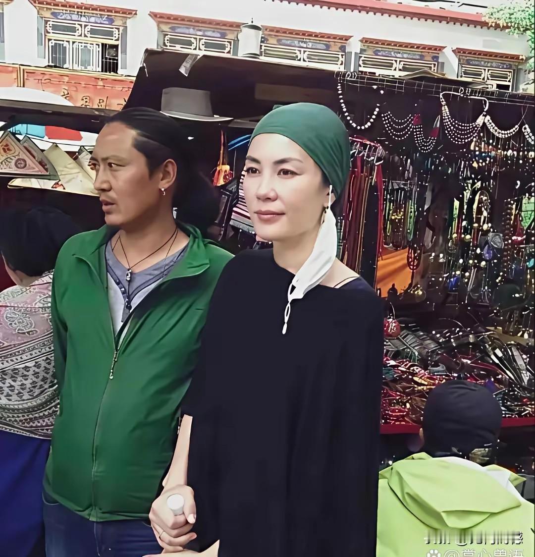 生活中的王菲和舞台中的王菲，是完全不一样的，生活中的王菲，穿着打扮非常的随意，很