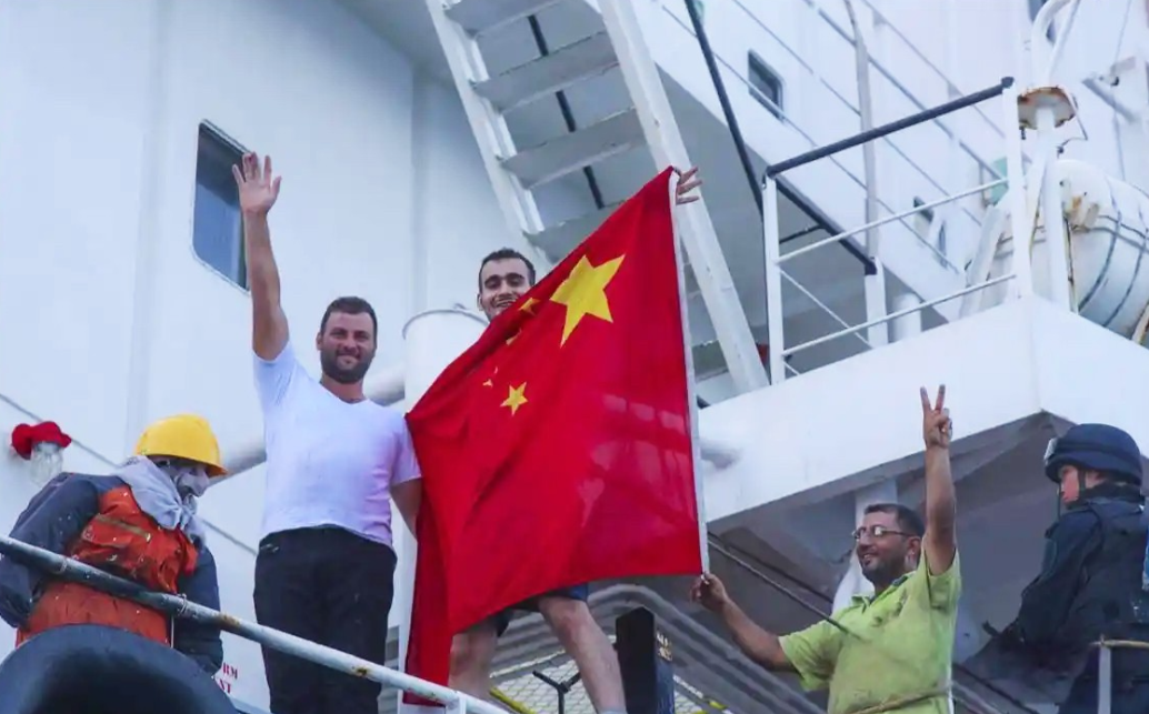 霍尔木兹海峡新规则：五星红旗成“护身符”？在炮火密布的霍尔木兹海峡，最硬核的