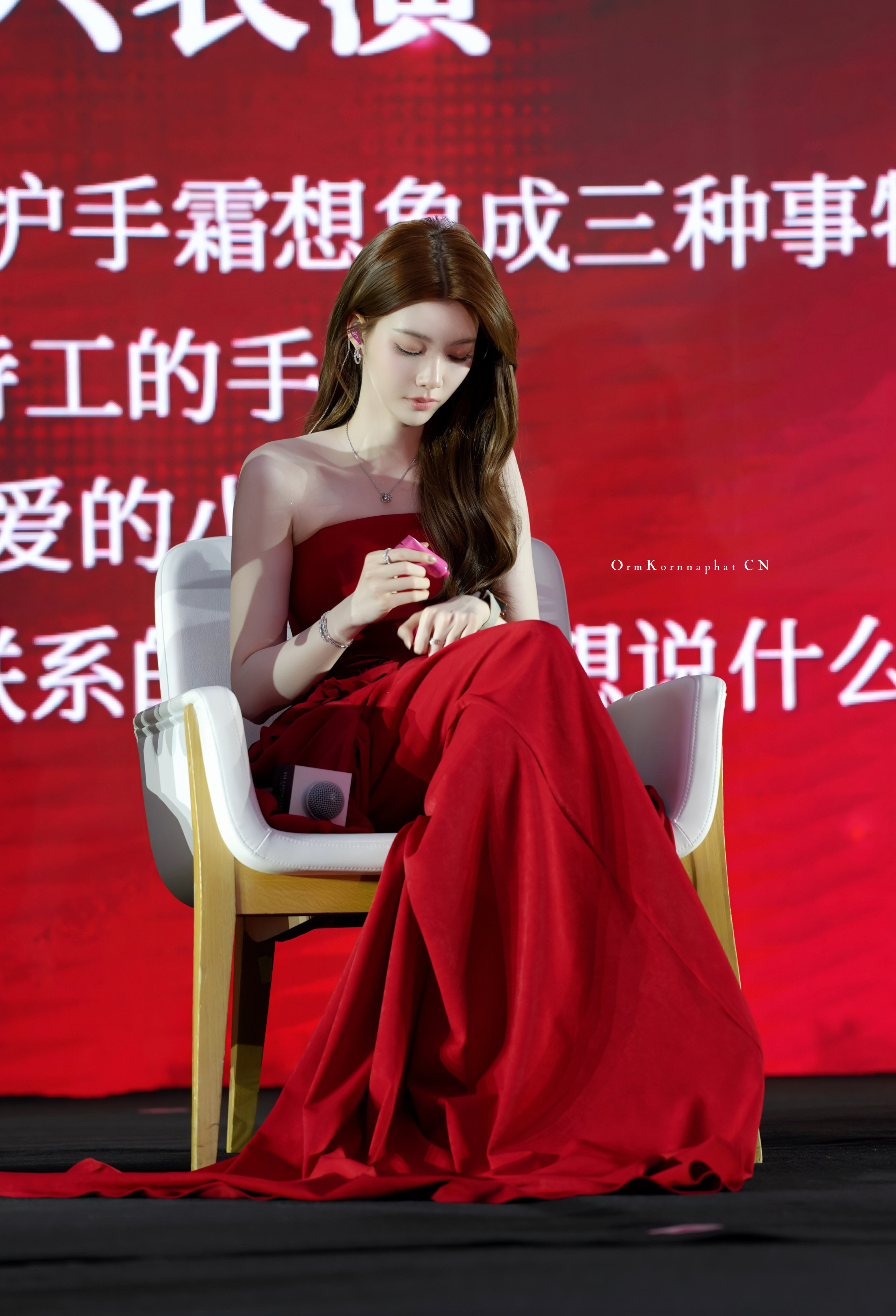 OrmKornnaphat今日出席合作品牌见面会活动，身着一袭WhitePr