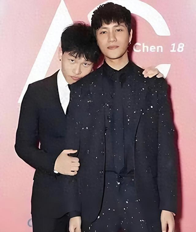 一个答案白纸黑字印在书里，卖了30多万册。大家愣是绕开它，猜了23年。这本来不