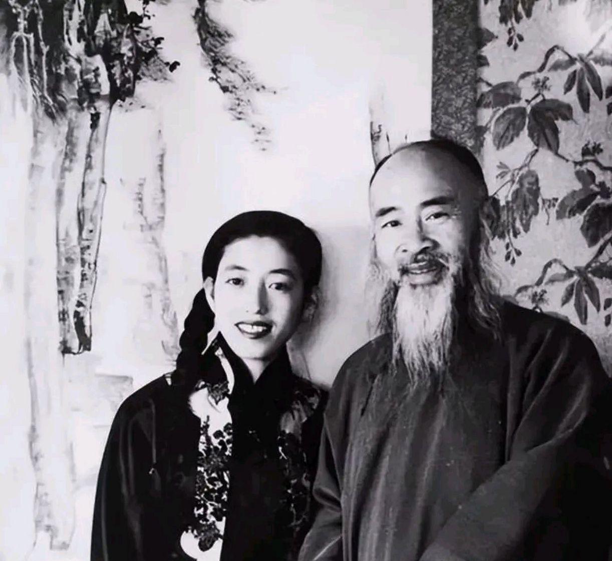 1943年，44岁张大千，看上女儿14岁的闺蜜徐雯波。徐雯波红着脸问：“伯父，我