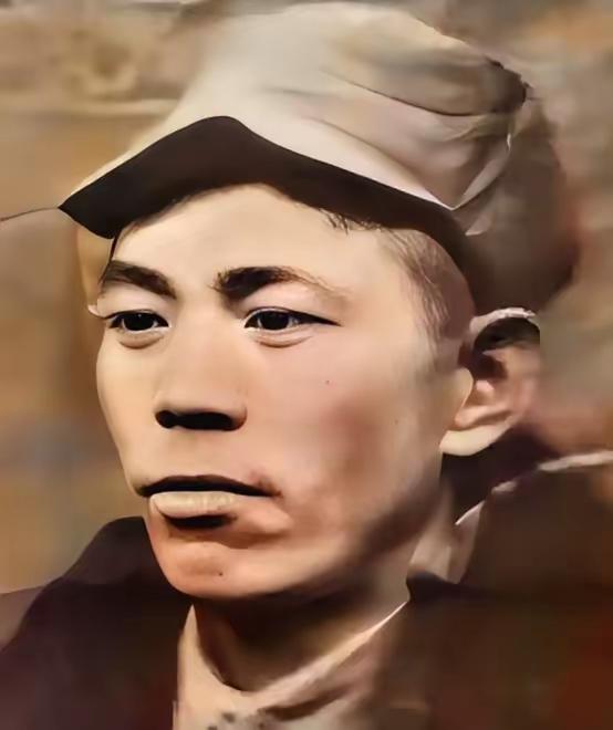 八路军某团长深夜奇痒难耐，脱下军装让警卫员架在火上烘烤驱虫，谁知没过多久，一股烤