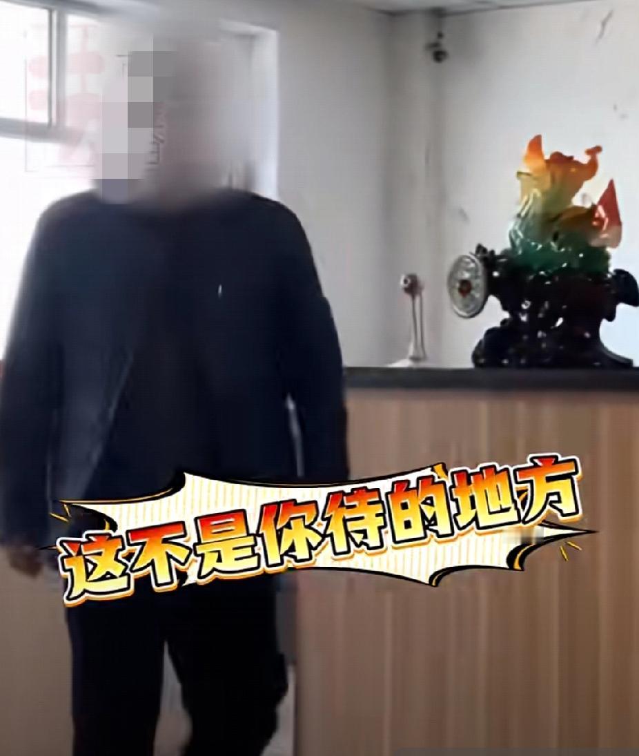 打脸来得太快！女学员发视频称因太冷进驾校大厅取暖，却被驱赶推倒在地！教练曝出内幕