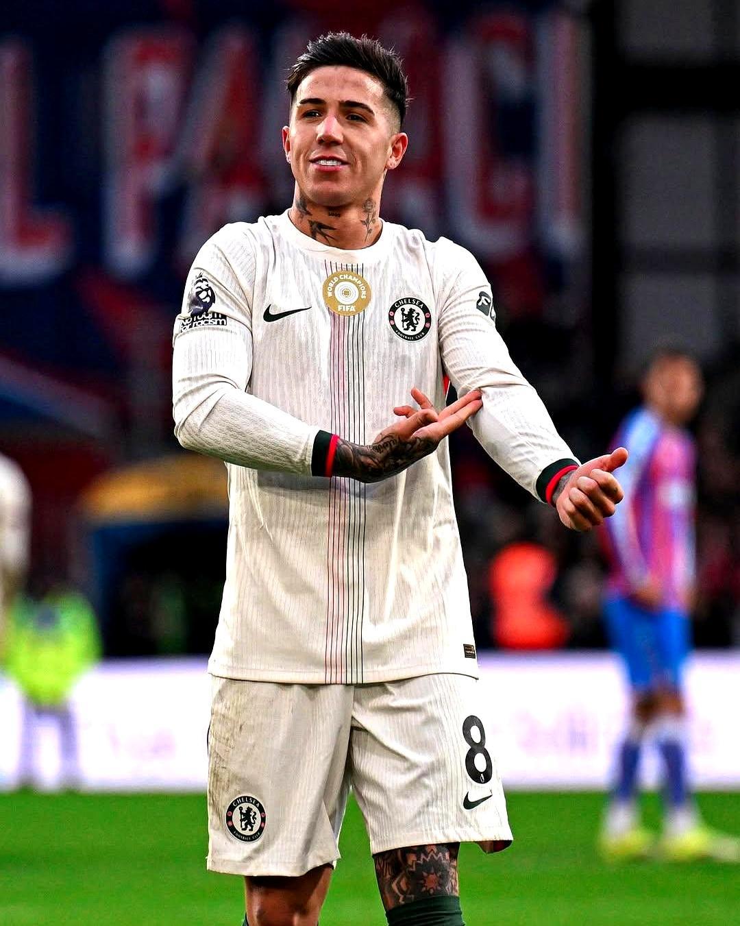 恩佐这脚点球，说简单也简单：低平球，右下角，门将猜对也扑不到。可它把切尔西