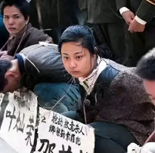 1995年，陪酒女邵苗苗在东莞等待死刑执行，她双手被反绑起来蹲坐在地上，脖子上还