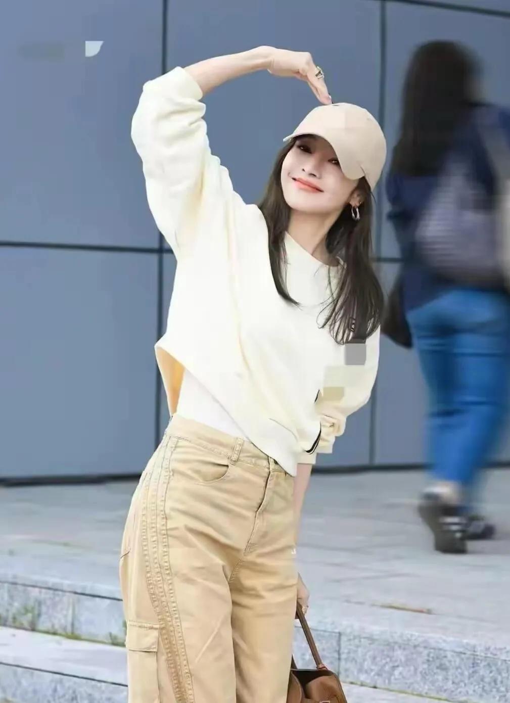 侯佩岑私服太绝了！奶白卫衣+卡其工装裤，松弛感拉满✨同色棒球帽+棕色托特