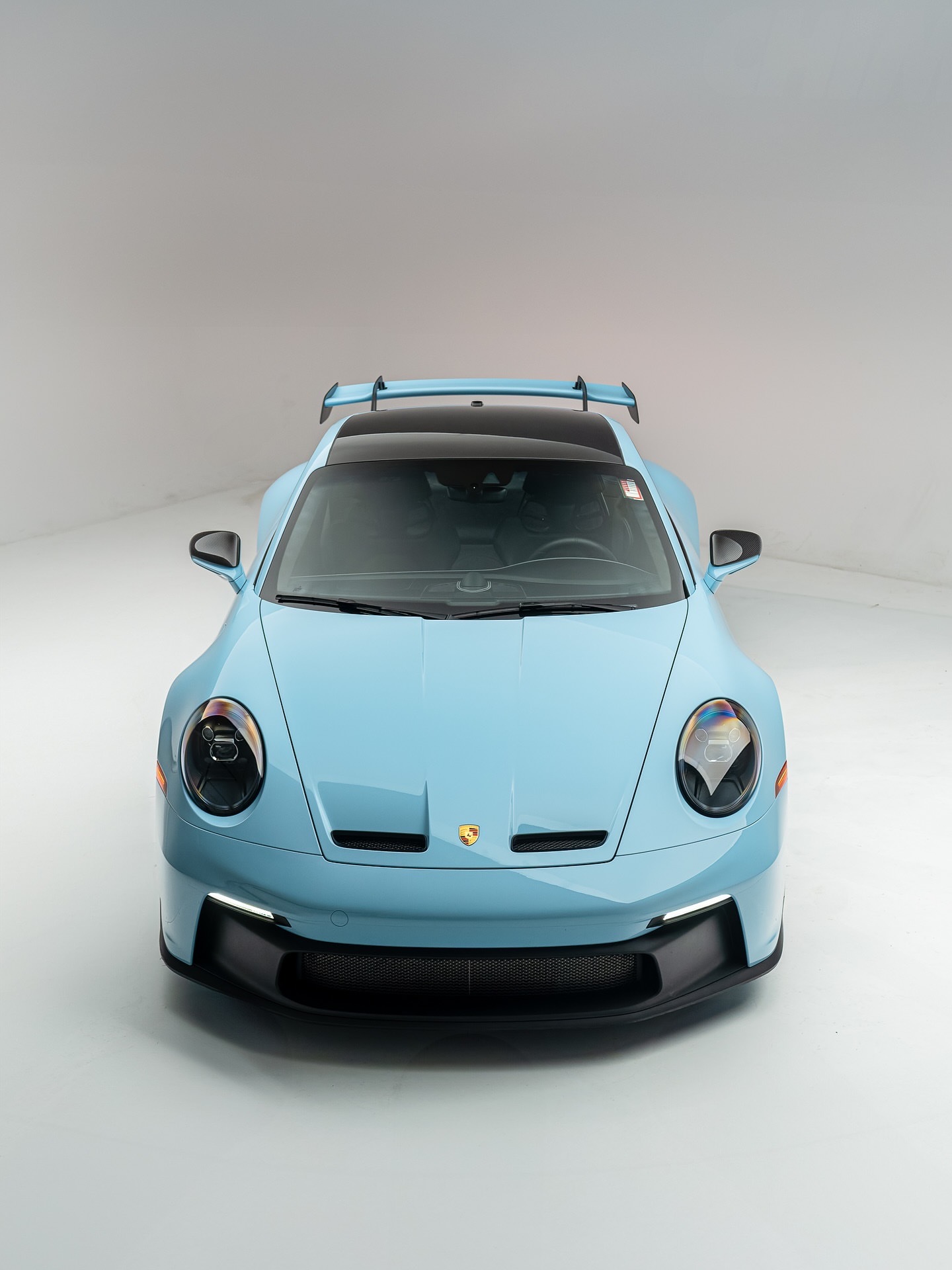 这款2022年款保时捷911GT3以定制样式的深蓝漆面呈现，配备6速手动变速箱