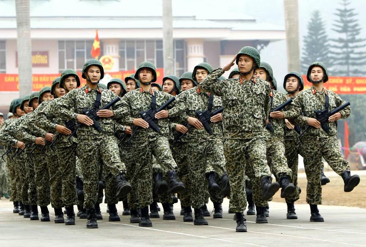 越南特种部队士兵与微型乌兹冲锋枪