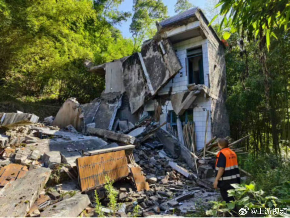 【#重庆预警22起地质灾害156人成功避险#】#重庆村民听到竹林异响救了16人#