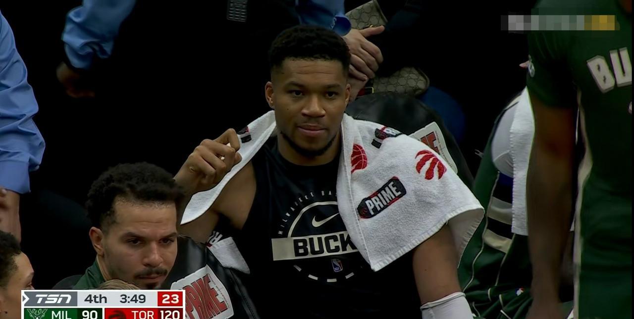 雄鹿当家球星字母哥真是太失望了！今天雄鹿在客场挑战猛龙，当时比赛进行到了第四节的