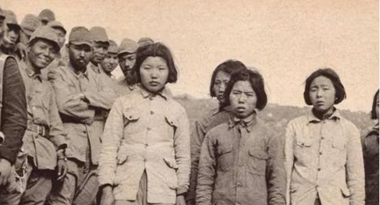 1944年，日军进入湖南娄底的一个小村庄里，在这里他们奸淫掳掠，无恶不作，上至老