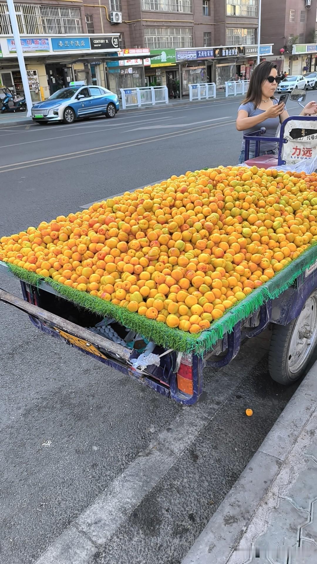 今天，我下班走路，在马路边上准备买李广杏的时候，发现吐鲁番的红杏也下来了。而
