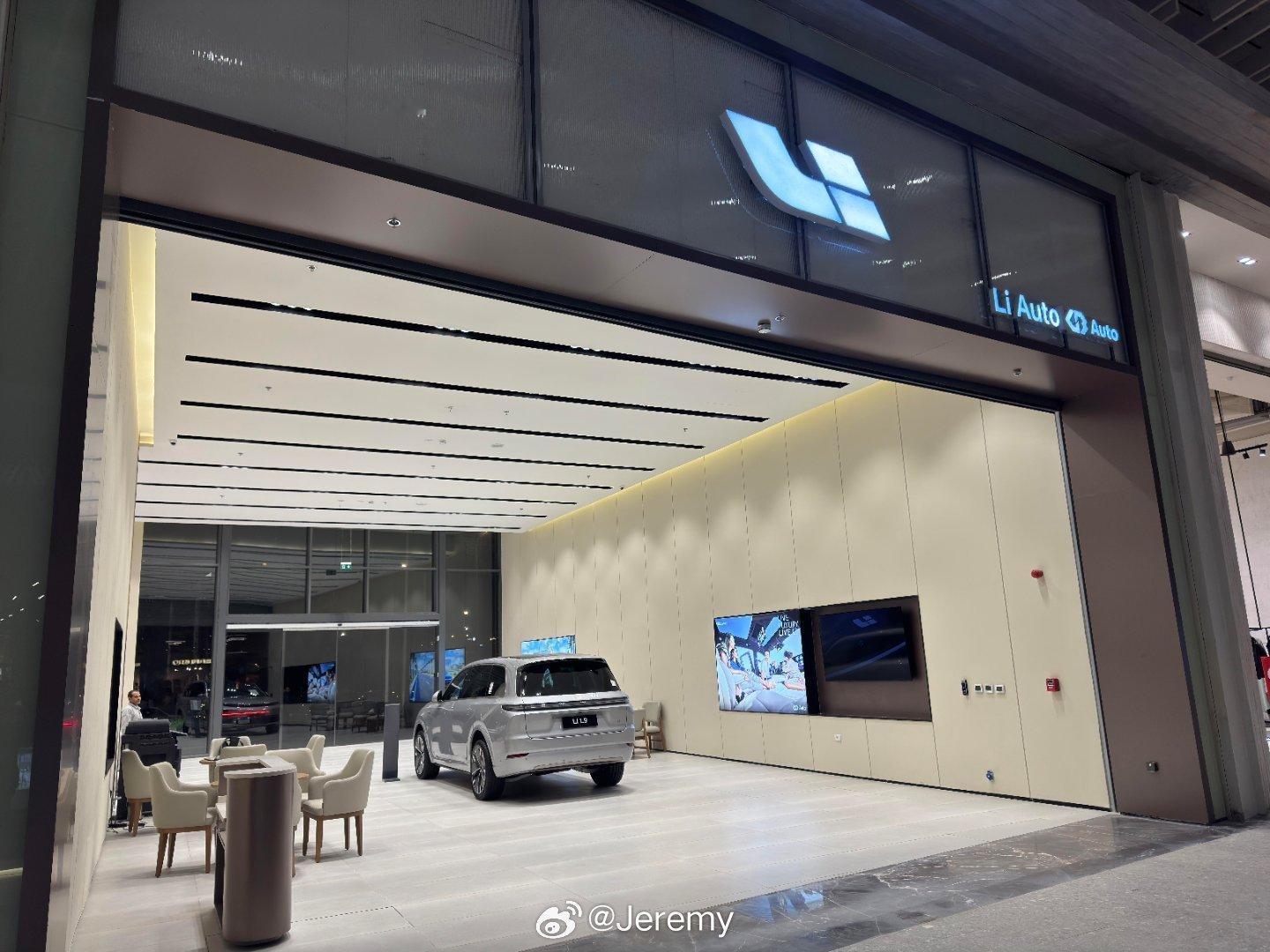 来看下埃及商场里的理想汽车展厅，理想L9和理想L7都有展出，理想L9在埃及的