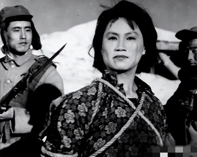 1941年，22岁的女地下党双脚被麻绳紧紧绑住，几名日本兵脸上浮现出奸笑，将她挂