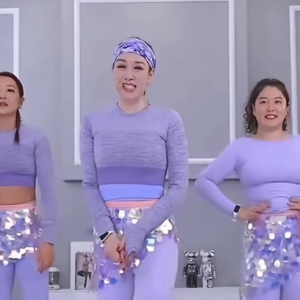 55岁跳操被骂暴露，到底是谁在为难女性钟丽缇不过穿健身服跳操出汗贴身，就被