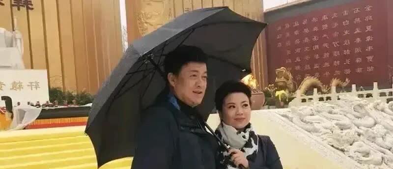 虽然张也个子不是很高挑，但站在吕继宏旁边挺般配的。两个人都是著名的歌唱家，平时不