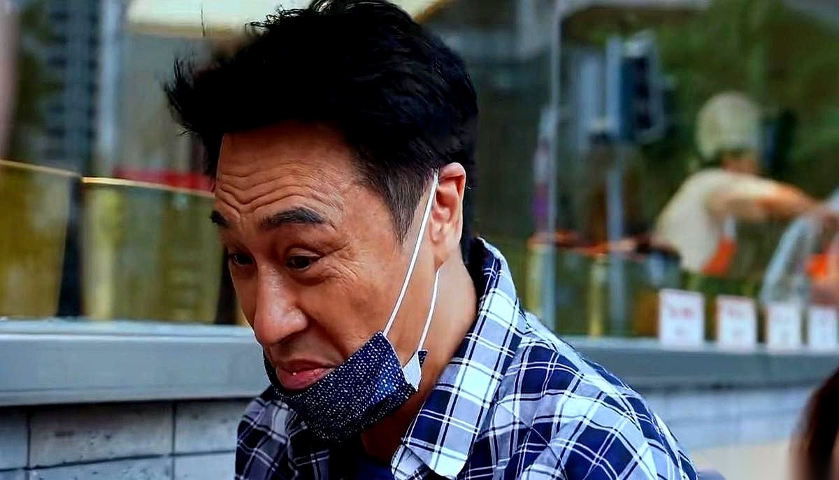 “这鱼是不是冰过？”64岁的吴镇宇盯着桌上那盆网传排名第一的招牌水煮鱼，筷子悬在漂着红油的汤面上没动