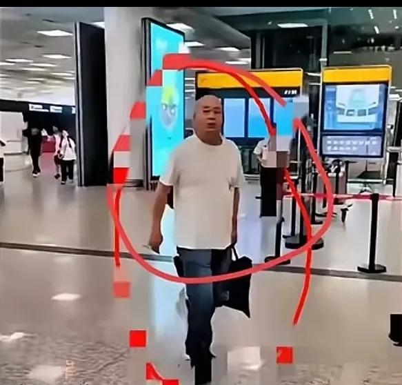 据说是少林释大和尚在机场被抓前的图片，一件圆领衫，一条牛仔裤，没有了往日的大和尚
