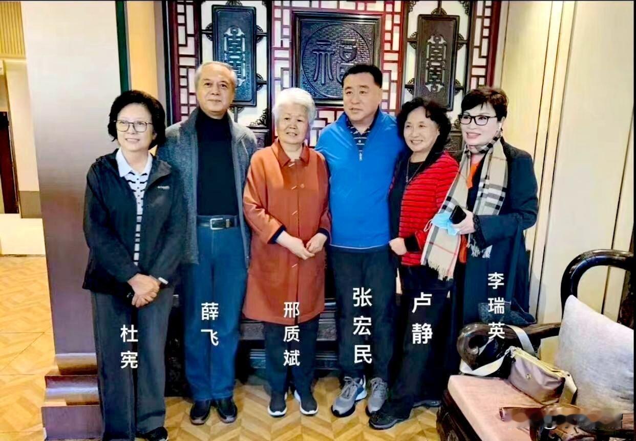 央视退休新闻主播聚会。76岁邢质斌，69岁杜宪，62岁李瑞英，62岁张宏民，薜飞