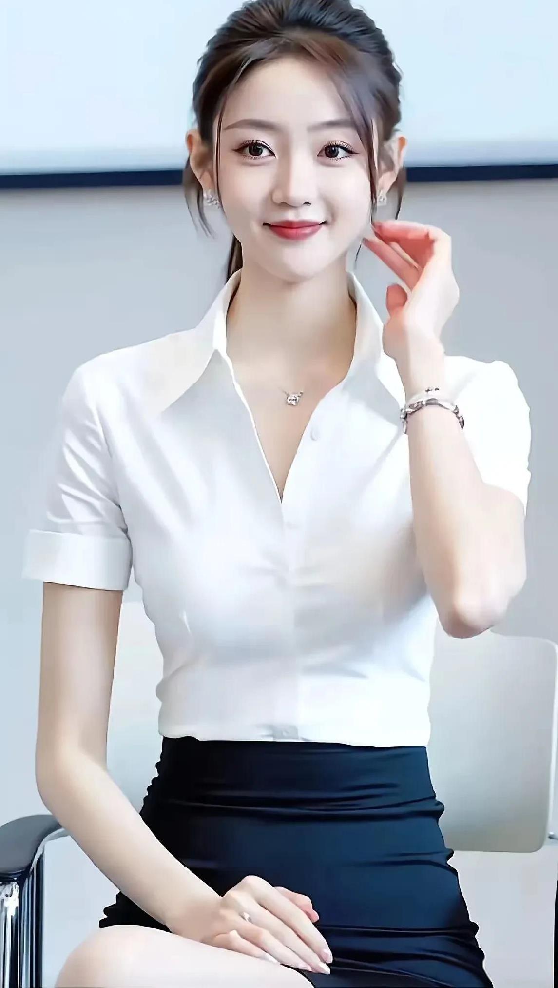 这个美女好漂亮肤白貌美白色衬衫黑色短裙性感迷人太精致了是你喜欢的类型
