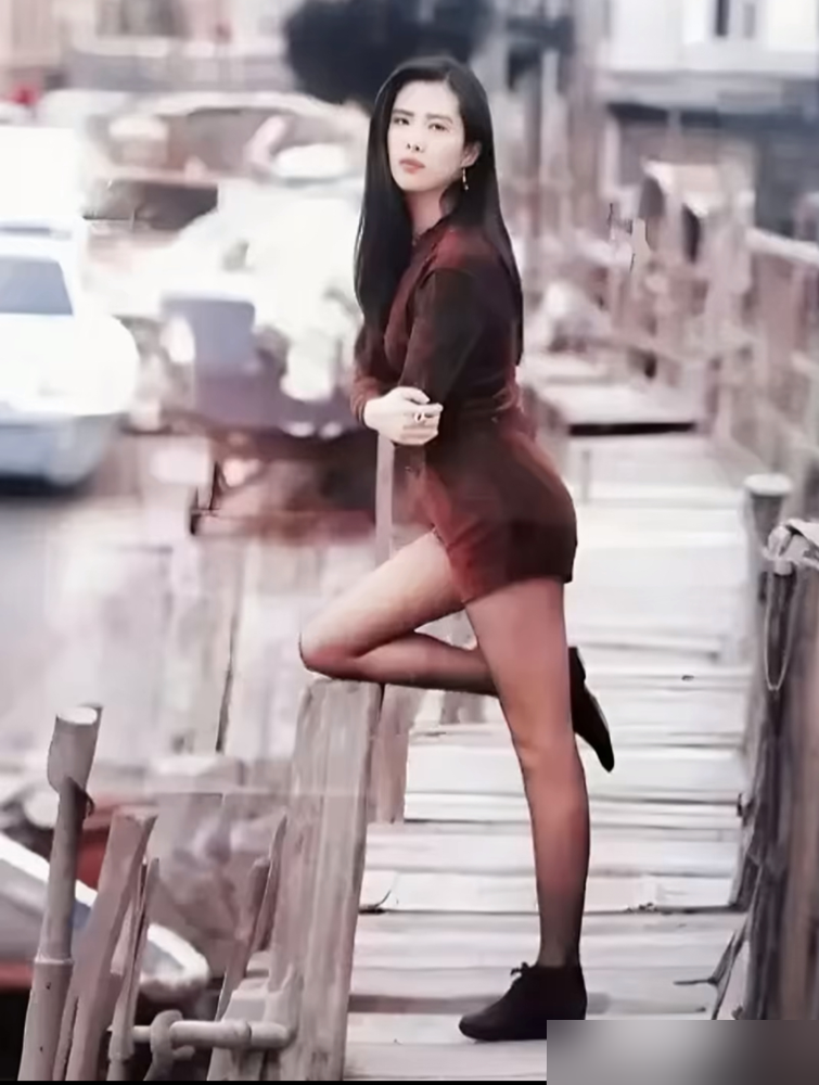 28岁拍完《青蛇》，王祖贤就不想演了。后来多撑了几年，纯粹是惯性。她跟李诞说，那会儿每天就一件事，车