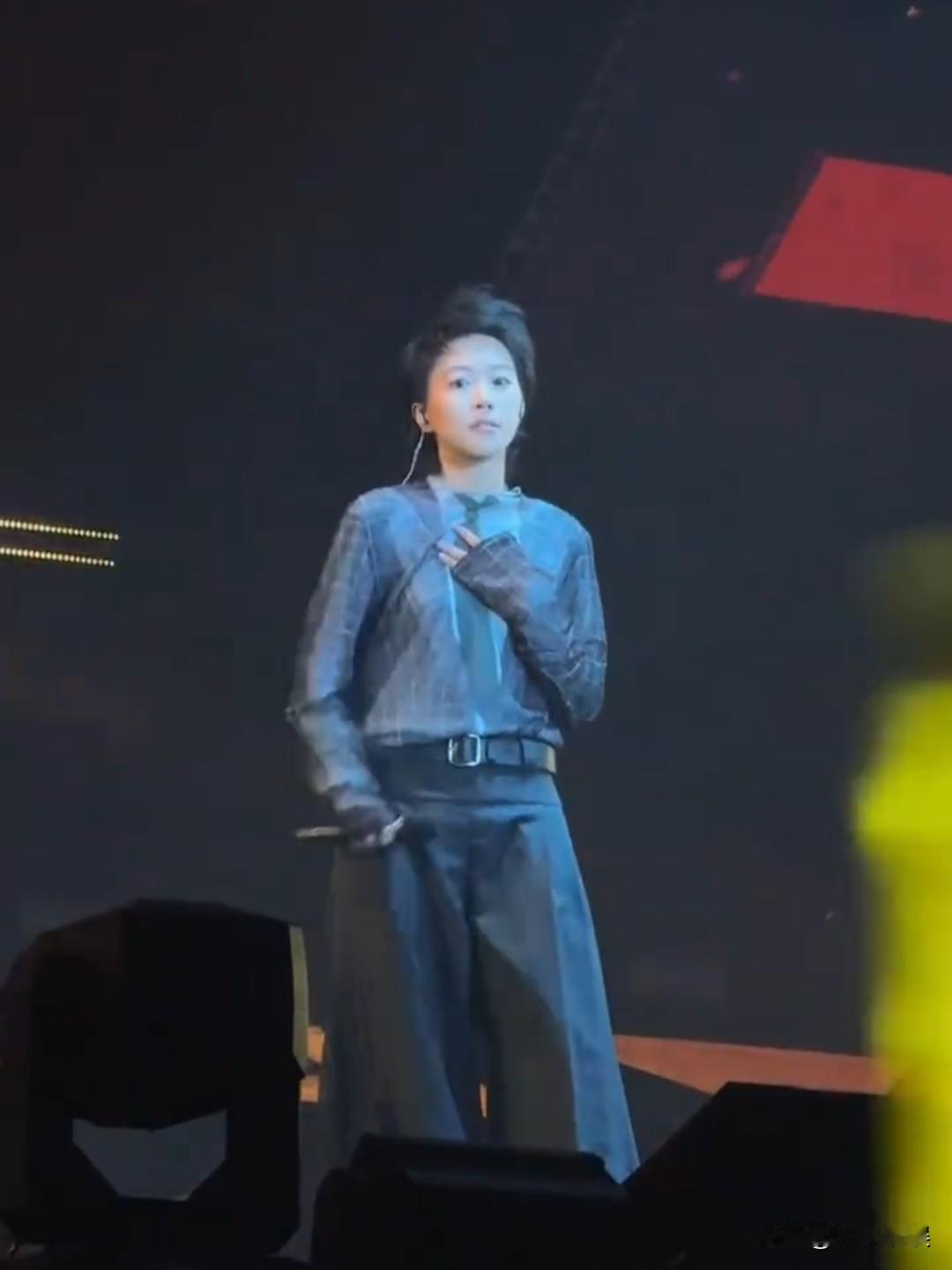 记者问窦靖童：你上歌手有没有问你妈妈的建议？窦靖童：她的回答没有用！在一段近